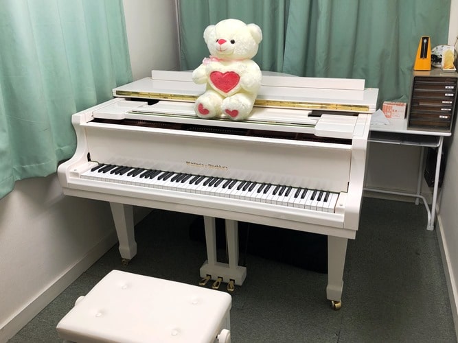 上草柳教室の白い新品グランドピアノ