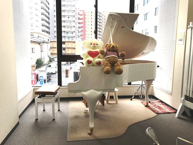 大和駅前教室第１レッスン室の白い新品グランドピアノ